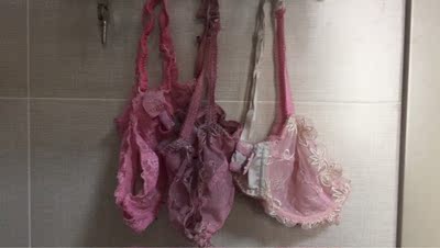 一共买了3件，浅粉/藏蓝/石榴红。粉色第一次下水洗就起球还掉色，把我别的内衣都染色了。质量太差了，把我米黄色和豆沙色内衣都染了。