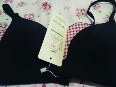 文胸是一片式的，穿上舒服无束缚，质量也是棒棒的，薄款设计，很喜欢！