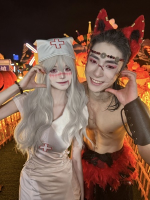 衣服质量一般 很透 但是很有弹力 我可能太瘦了 腰线恰的不是很好 后面那根带子跟装饰一样 有点松垮 肩膀袖口也很大 腋下镂空抬手就能看到内衣的 我照片里的是买了别针把腰那边收紧了 拍照好看的 不介意的话可拍