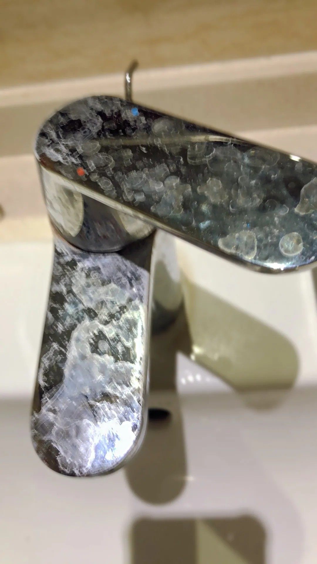 水龙头及台盘下水口的皂垢喷上后静置五分钟,用牙刷一刷立马水垢都掉