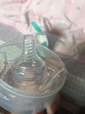 宝贝很好，没有异味，包装完好，我是乳头被宝宝给吸破，用这个可以缓解疼痛，还是有效果的