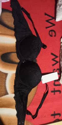 我只能说值这个价，第一次买这么贵的，但是贵有贵的原因啊，客服很耐心的陪着确定自己的码数和型号，恰好的包裹住，不压胸，低下也不会空杯，穿一天下来内衣也不会怎么移位，因为一直穿没钢圈的，刚开始还不习惯觉得勒着不透气。但是真的穿了几天之后就好了。很喜欢，穿上胸型很好看，不是盲目的调整形状，而是根据形状去挑选。。讲真的等我有钱会再买的！！