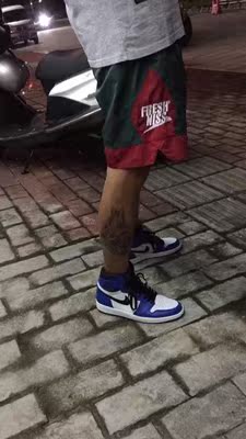 我也想低调。。。。可是实力他不允许呀。。。这不鞋刚到就穿去打球。。感觉要起飞。。。。。。