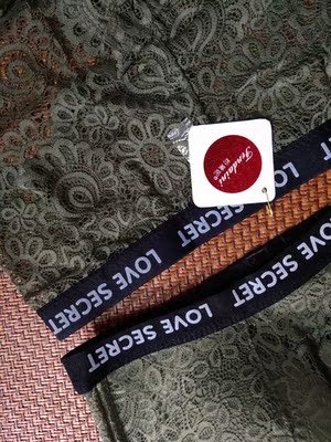 墨绿色超级好看，颜色很正。质量一直很好还会再来的啊哈哈哈哈哈哈哈哈哈哈