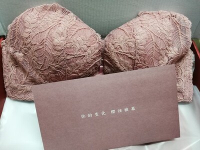 这款内衣很漂亮,穿着也很舒服,就是感觉有点小,还好可以穿,如果有D罩杯的会更好。收到的实物和图片一样哦,外包装简单好看,好评 这款内衣很漂亮,穿着也很舒服,就是感觉有点小,还好可以穿,如果有D罩杯的会更好。收到的实物和图片一样哦,外包装简单好看,好评