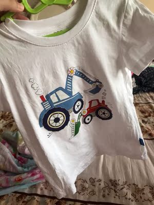 儿子特别喜欢车，买的都是带车的，洗了不掉色，衣服干啦就穿上啦