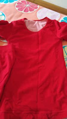 质量不错，里面是加绒的给孩子本命年穿的，主要是价位划算，颜色也很漂亮，上图给大家看看，真心不错，可以放心购买。