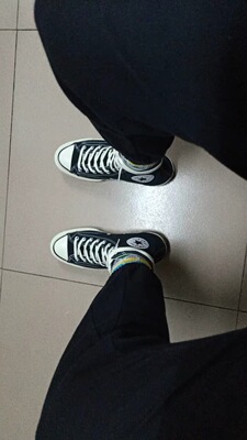 很舒服，穿着舒适，透气，不臭脚。鞋码很正，大小合适，没有异味，做工精细，款式时尚，满意的一次购物。