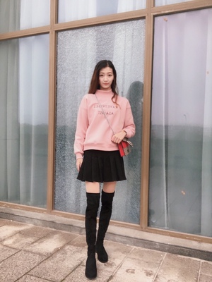 靴子很棒，很喜欢，别看这样子很耐寒保暖的，而且很好打理，对我这样的懒人真的是太好了。冬天配个小短裙也不会很冷，人看起来也不会太笨重，爱美的我真的是太爱它了，赶快和我一起入手了