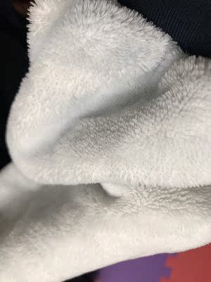 洗了一次，褪色了，把袖子都染成浅蓝色了。哎！现实看着染色更严重点