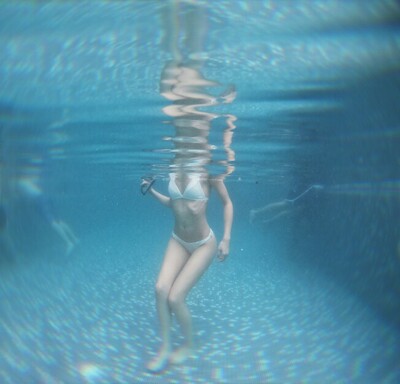 前两张是在吉隆坡屋顶花园 白色纹理很正 质感很棒 小三角很性感 爱死了 前两张是在吉隆坡屋顶花园 白色纹理很正 质感很棒 小三角很性感 爱死了