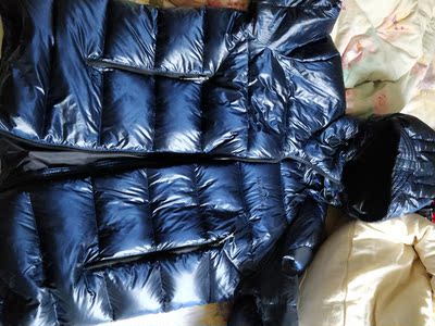 衣服好暖啊，在东北的天气里绝对够用了。真的特别棒，颜色也特别漂亮，没有色差，太喜欢了。