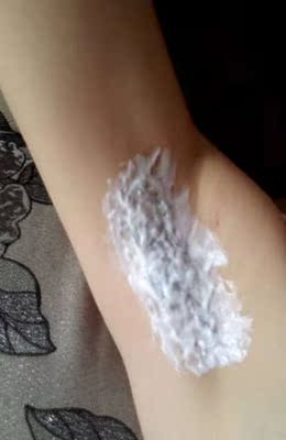 效果特好，用过之后不会过敏，脱的特别干净，东西很温和没有什么副作用，脱得很干净，也不会过敏，摸起来皮肤滑滑的，很细腻，用起来很方便，直接涂抹完8分钟左右后用纸巾轻轻一擦就干净了，非常干净不留痕迹，下次还会来买的呢，很不错哦，推荐哦