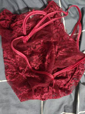 虽然是蕾丝,但是好丝滑啊,我喜欢这扣子颜色,和这衣服搭的真配 虽然是蕾丝,但是好丝滑啊,我喜欢这扣子颜色,和这衣服搭的真配