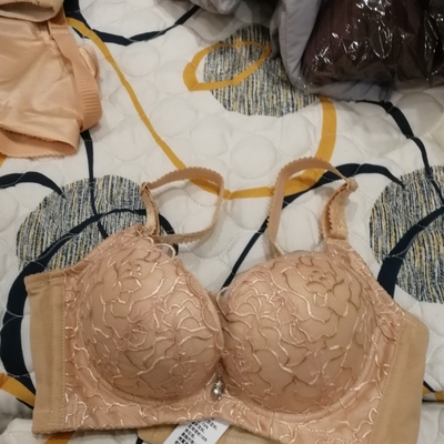 趁活动多屯几件。这个料子的好薄的，是夏天的款式。当时也没看只管挑喜欢的了。那就等夏天再穿吧😄