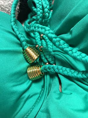 很好看，显白，个人认为比比基尼的那件更加性感有气质，第一张是原色，要相信穿起来比看到的更加美。164/56kg，有小肚子遮住了，M码合适。周末泡温泉！