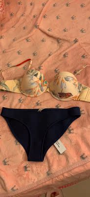 愿意为此次购物体验确认收货，并且过来给好评！ 1.货品的质量超级好。其实懂的人摸一摸就知道了。不过在淘宝众生里，还是得淘一淘才能找到这家！ 2.客服体验。认真听我说我的需求，大小号码，并且跟我反复确认。我中间有几次因为号码不合适而换货他们行动都特别快，还没错！专业！ 3.祝提供好产品的店铺生意兴隆！感谢解决了我没有合适好看泳装的烦恼！谢谢过程中帮助我的亲们！一定推荐你们家给有需要的朋友！