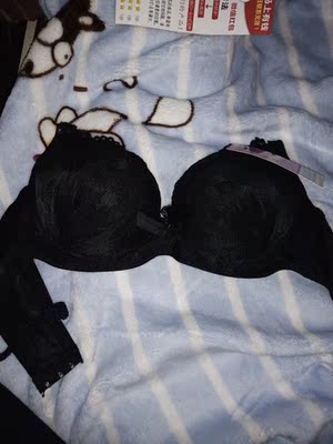 第三次在这家买了一如既往的好鸭，面料什么的都挺好的价格又便宜嘻嘻