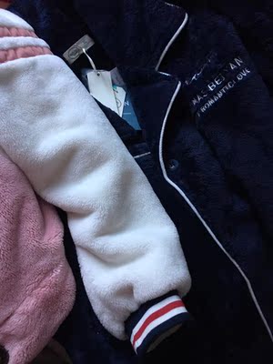 到好多天了，这久没在家今天拿回来打开看了看，质量没有我之前买的好，之前买的是粉红色的那款质量挺好的，不知道为什么，价格比我之前买的贵，但是质量不怎么样，好失望啊！还比较簿！