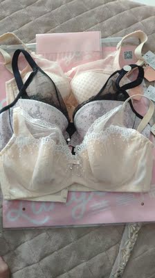 想买黑色可是手慢没抢到。。。少女时代就喜欢上了兰卓丽，舒服透气，每次活动专柜的网购的都要囤一点，现在柜子里满满的一抽屉，超级喜欢，还有几款心仪的下次活动买买买。。。