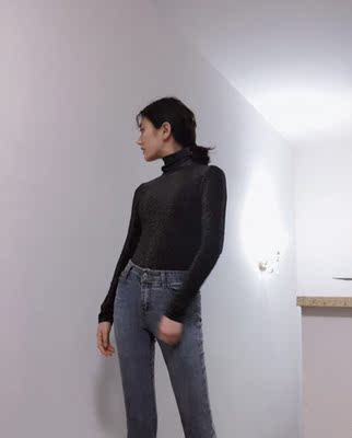 银丝面料很有质感，超修身，比一般的打底衫都显瘦，秋冬随便搭视觉也高级。