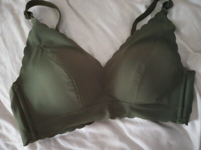 文胸质量还可以,这个价格也不能要求太多,穿起来很舒服,一起买的内裤也很好,比实体店便宜 文胸质量还可以,这个价格也不能要求太多,穿起来很舒服,一起买的内裤也很好,比实体店便宜