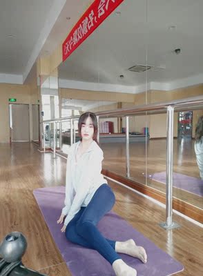 瑜伽裤收到了，面料很柔软，做工精细，穿上很舒服修身，弹性也特别好，穿上一点都不勒，运动时多大幅度都没问题，穿上也很合身，显瘦好搭配，而且店家快递也很快，非常喜欢，还会回购！