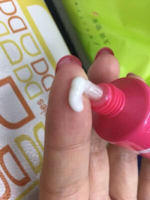 生孩子之后的女人真的是完全不一样,胸部全都塌了,完全没有以前的样子,对着镜子看的时候非常难受,这款买的时候也就是想着买来试试看,没想到效果这么好,感觉皮肤慢慢的又恢复弹性了,很开心。 生孩子之后的女人真的是完全不一样,胸部全都塌了,完全没有以前的样子,对着镜子看的时候非常难受,这款买的时候也就是想着买来试试看,没想到效果这么好,感觉皮肤慢慢的又恢复弹性了,很开心。