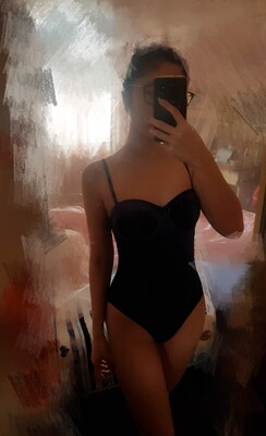 室内灯光有点暗所以照出来有点黑。实物颜色和图片无色差是很高级的深蓝色。质感做工都特别好绝对值这个价，就是胸太小的妹子(我)穿这个可能撑不起来。还好这个泳衣的设计可以完全覆盖住胸部就算空杯了也看不出来也不会走光。虽说是有加厚过的但是就只是薄薄加了一层，聚拢效果没想象中那么好。但总体还是很满意的～我163cm/48kg/70B给妹子们作参考吧～