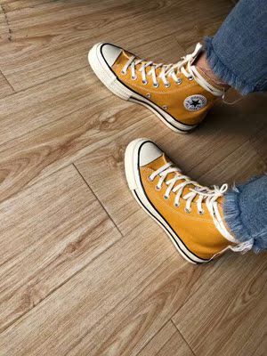 鞋子收到了 穿起来很好看 很舒适合脚