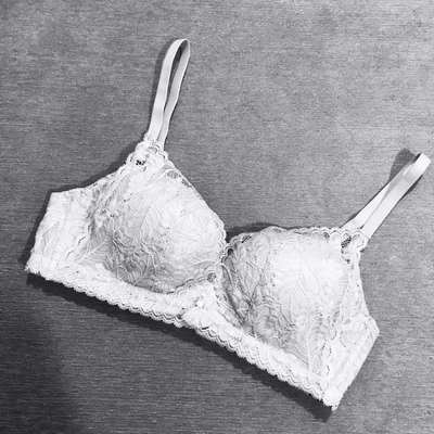 内衣颜值很高.一点也不扎皮肤.穿的很舒服.一开始买的时候还犹豫.因为胸比较小.这款是薄款的.无钢圈.怕会不显胸.试试的心态购买的.没想到超乎想象.值得入手.大爱.有需要还会在来的. 内衣颜值很高.一点也不扎皮肤.穿的很舒服.一开始买的时候还犹豫.因为胸比较小.这款是薄款的.无钢圈.怕会不显胸.试试的心态购买的.没想到超乎想象.值得入手.大爱.有需要还会在来的.