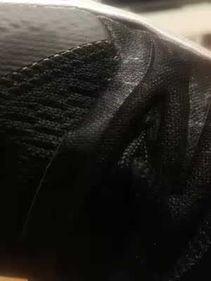 鞋子收到,刚刚穿了两次,一只鞋两处开胶,明明是鞋子质量问题,客服确说我穿坏的,什么都不问就说我穿坏的!我跟客服说你要这个态度我就投诉去,可能害怕了,说是赔我20元,维修费。这鞋穿着真心不舒服。目前是我穿过篮球鞋舒适度最差的! 鞋子收到,刚刚穿了两次,一只鞋两处开胶,明明是鞋子质量问题,客服确说我穿坏的,什么都不问就说我穿坏的!我跟客服说你要这个态度我就投诉去,可能害怕了,说是赔我20元,维修费。这鞋穿着真心不舒服。目前是我穿过篮球鞋舒适度最差的!