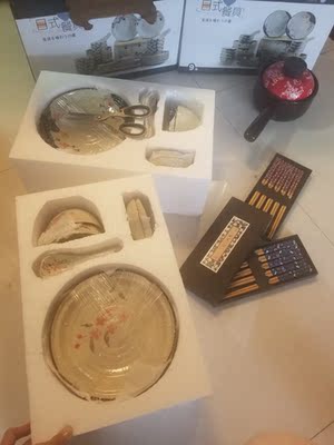 小奶锅发错货了，不过这个颜色我喜欢。餐具没看是否有破裂，不过整体很满意，难免有瑕疵。