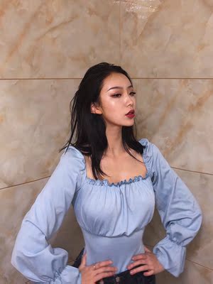 衣服超稀饭～质量很好哇 很梦幻的蓝 还有光泽感！！绑带小心机哦 穿出去玩超美哒 棒呆^_^