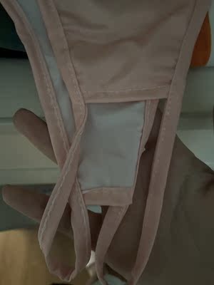 是有点弹性的那种料子,两面的图案很可爱,然后也不是完全一样的,少女心十足,可爱又性感。 是有点弹性的那种料子,两面的图案很可爱,然后也不是完全一样的,少女心十足,可爱又性感。