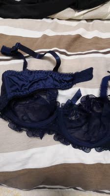 第一次买这么薄的内衣，感觉蛮新鲜的，一次买了三套换着穿，很舒服感觉没穿的一样，哈哈，透，很性感，还凸点，记得贴乳贴！