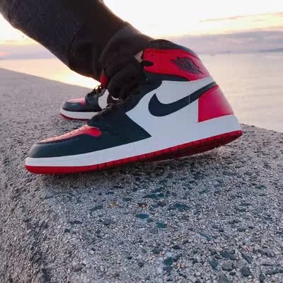 此刻我只想吟诗一首，来表达收到新鞋的喜悦，来映衬此情此景。以及如此帅气的我。。。。。。。