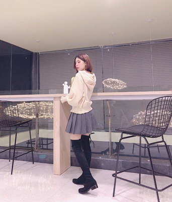 长靴收到了，Stuart&nbsp;Weitzman的品控真的很好，细节处理的很到位，鞋型很好，很贴合我脚型，整体都很满意，跟也不会太高，走起路来压力不大，客服小姐姐推荐的码数也很合适，尺寸合适鞋筒也很贴合腿部，很奈斯很满意