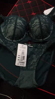 给我在实体店看的一样！很漂亮