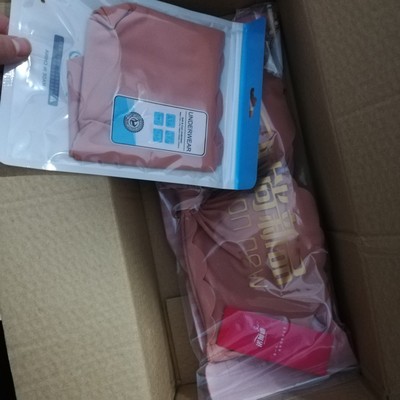 衣服很棒,从面料到细节都可以,一点都没有失望,而且还很实惠 衣服很棒,从面料到细节都可以,一点都没有失望,而且还很实惠