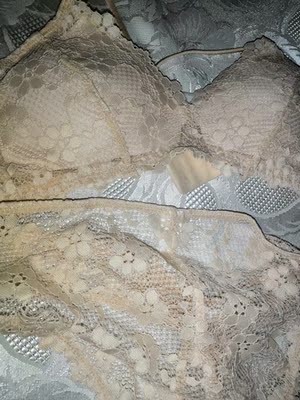 颜色和图片一样，温柔的暖杏色，小碎花，特别好看。适合小胸，又不会空杯，穿着很舒服，但是内裤微微有点勒。