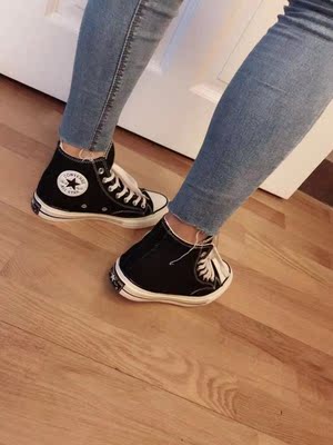 鞋子很潮，鞋底挺软，穿着很舒服，鞋面挺有质感的，看着比较高档，而且价格还不贵，真是物美价廉，尺码准确，总体非常满意，以后会关注这家店的