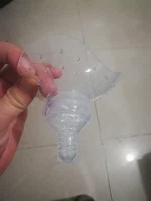 这个保护器拿来一用上就感觉很靠谱，现在主要用来辅助吸奶器吸奶，再也不用弯着腰那么，特别给力！
