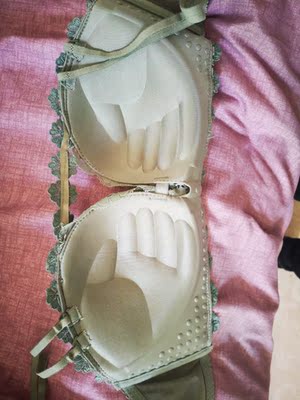 非常好看也非常喜欢,要是能把胸前花边那个带子换成带弹力的就更好了 非常好看也非常喜欢,要是能把胸前花边那个带子换成带弹力的就更好了