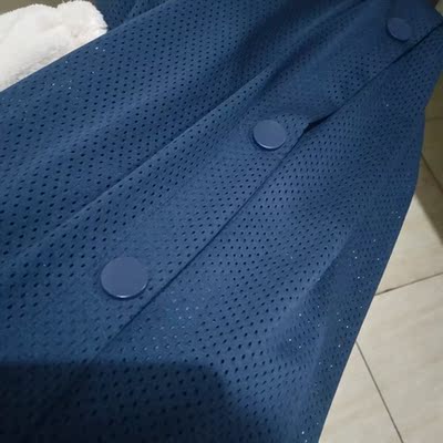 整体都是微透的小孔，不过从腰至大腿多块布，不会露内裤。每个扣子都可以开 质量很好，夏天穿也不怕热