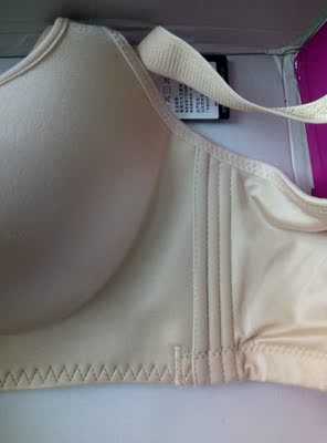 外包装很精美，聚拢效果好，杯罩内边上斥皱褶压不平整，穿上后腋下位置那支撑位不平顺。好评吧。 PS:客服老催，有点烦。