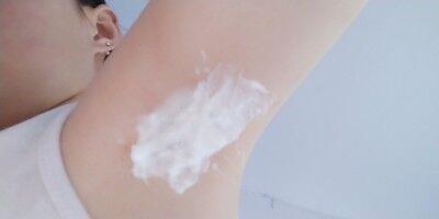 脱毛膏是正品，气味很香，温和不刺激，脱毛很快，涂上去过了七八分钟看到毛毛卷曲柔软的时候就用纸巾轻轻一擦就全部脱掉了，而且脱得很干净，不留毛渣。也没有什么副作用，用后皮肤看着也细腻光滑了，毛毛长的也变慢了