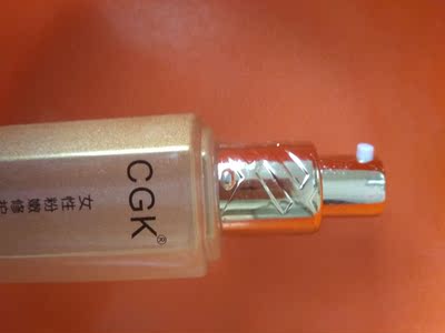 产品是透明的有点拉丝的感觉,成份是玫瑰花和蜗牛原液提取物。滋润效果不错。每次用时按下喷头挤出三滴,说明上说早晚各一次,我每天用的三次。会不会有点心急了? 产品是透明的有点拉丝的感觉,成份是玫瑰花和蜗牛原液提取物。滋润效果不错。每次用时按下喷头挤出三滴,说明上说早晚各一次,我每天用的三次。会不会有点心急了?