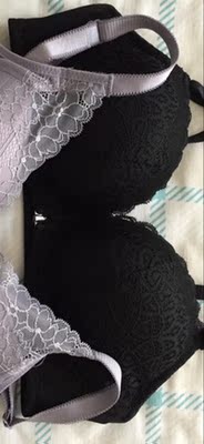 物流是真的慢,包装是盒装的还可以,尽管拿到盒子已经有点变形了。冬天穿前排扣文胸的便捷性相信大家深有体会,我是真心喜欢这个设计。目前为止他们家前排扣的只有这一款,所以就选了这一款。冬天衣服比较厚黑色的也不会透,拿来就洗了不怎么掉色。罩杯中等厚度,形状比较尖挺,是不可拆卸的窄肩带,唯一不喜欢的是没做美背处理,比较简单大方。 物流是真的慢,包装是盒装的还可以,尽管拿到盒子已经有点变形了。冬天穿前排扣文胸的便捷性相信大家深有体会,我是真心喜欢这个设计。目前为止他们家前排扣的只有这一款,所以就选了这一款。冬天衣服比较厚黑色的也不会透,拿来就洗了不怎么掉色。罩杯中等厚度,形状比较尖挺,是不可拆卸的窄肩带,唯一不喜欢的是没做美背处理,比较简单大方。