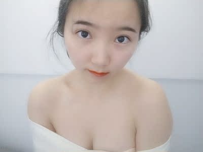 这个胸贴的包装挺精致的哈~店家发货速度到货速度也是溜溜哒！阔以阔以，包装挺美腻的嘛，看着包装心情有点小鸡冻，店家这么用心做内衣，不错哦，全部星星给你先啦，店家，不用客气的。胸贴这个聚拢集中效果真心是给力啊，咱这个胸胸啊，嘿嘿~穿起来，这个胸部简直了，我的胸部还是我的胸部吗！红红火火恍恍惚惚~贼自信了，现在。胸部显得集中了些，显着饱满了好多，胸部灰常有型！穿搭衣服真的好有胸型曲线啊，厉害了，还有啊，胸贴这个粘性，真的是强，粘着胸部牢牢的，紧紧的，不会轻易下滑掉落。总的说胸贴好用，包装精美，快递够快，被店家圈粉了，下次再来！